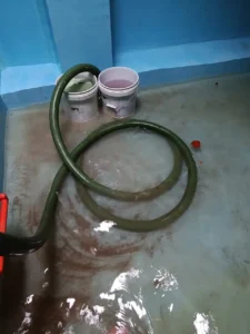 معدات شركة تنظيف خزانات بجدة أثناء سحب المياه